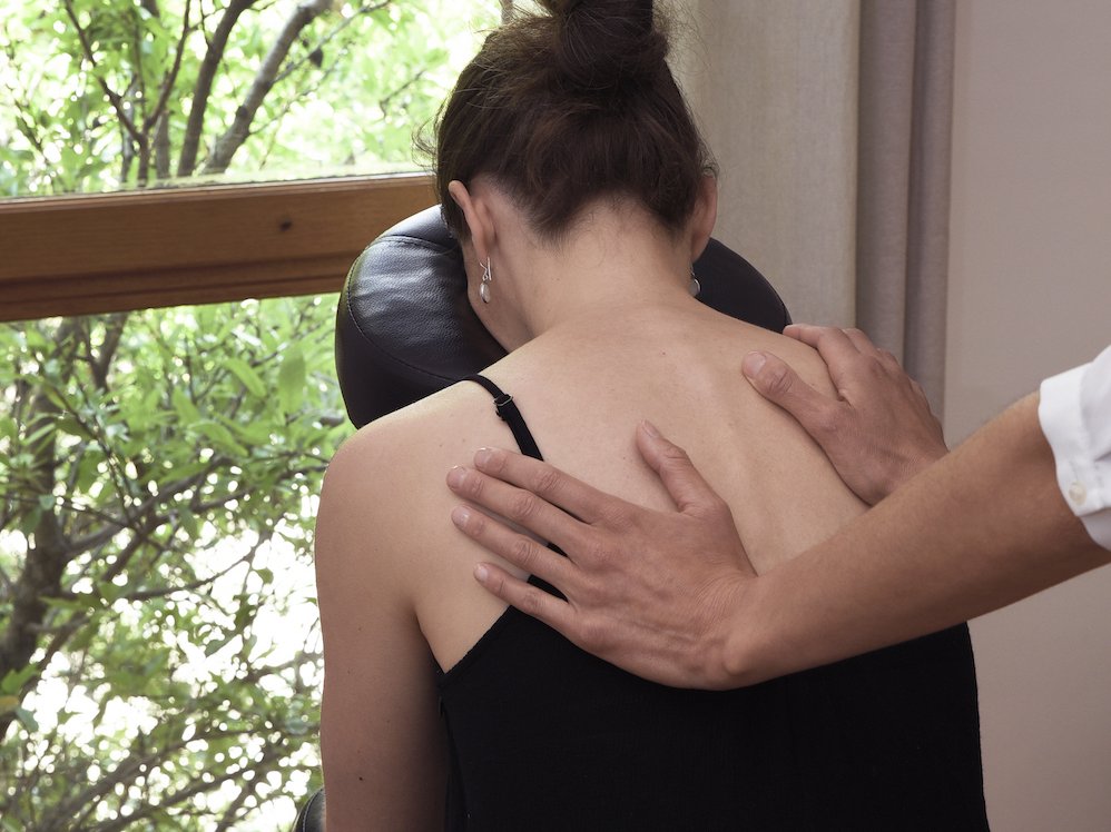 Tous les lundis de juillet - août, des séances de massage assis vous sont proposées au camping de Martigné-Ferchaud, au bord de l'étang. Offrez-vous une pause relaxante et revitalisante !